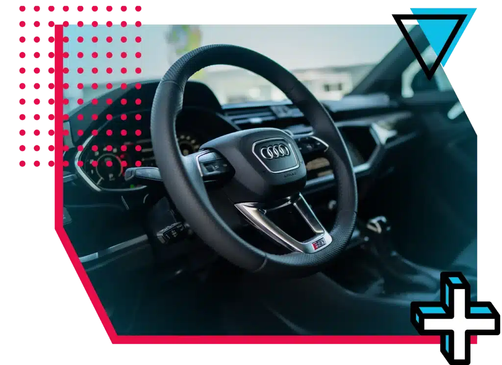 Interieur van een Audi met stuurwiel en dashboard voor rijlessen bij autorijschool Interieur van een Audi met stuurwiel en dashboard voor rijlessen bij autorijschool