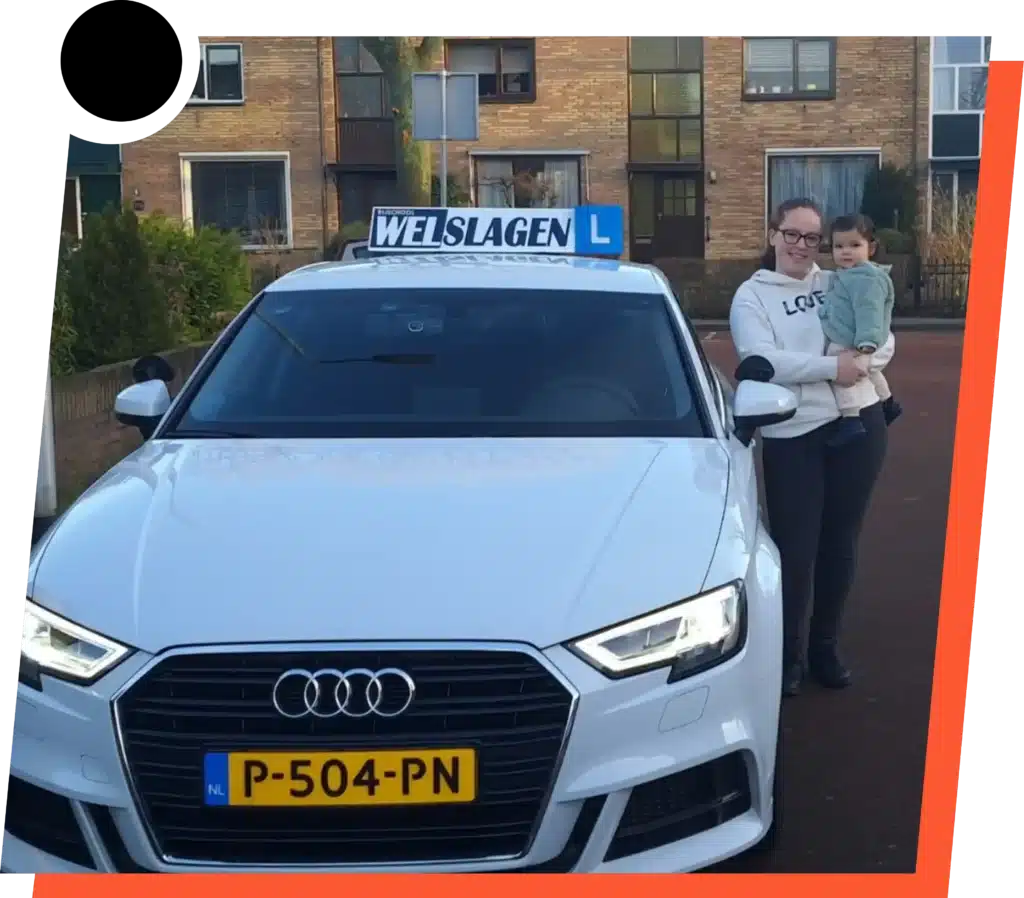 Rijinstructeur met kind bij Rijschool Welslagen lesauto in Rotterdam woonwijk Rijinstructeur met kind bij Rijschool Welslagen lesauto in Rotterdam woonwijk