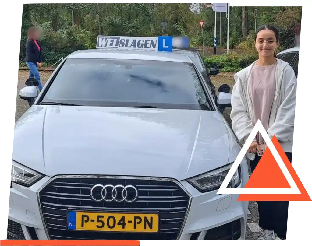 Geslaagde leerling met driehoeksbord naast Rijschool Welslagen lesauto in Rotterdam Geslaagde leerling met driehoeksbord naast Rijschool Welslagen lesauto in Rotterdam