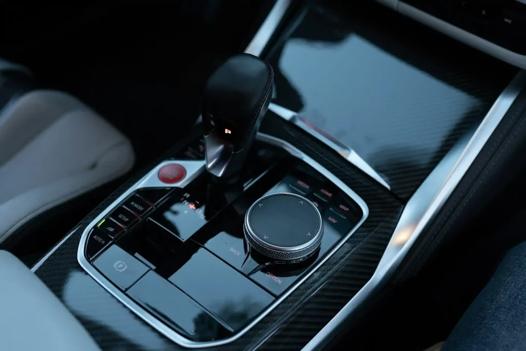 Automatische versnellingsbak met zwarte versnellingspook en bedieningsknoppen in moderne auto-interieur Automatische versnellingsbak met zwarte versnellingspook en bedieningsknoppen in moderne auto-interieur