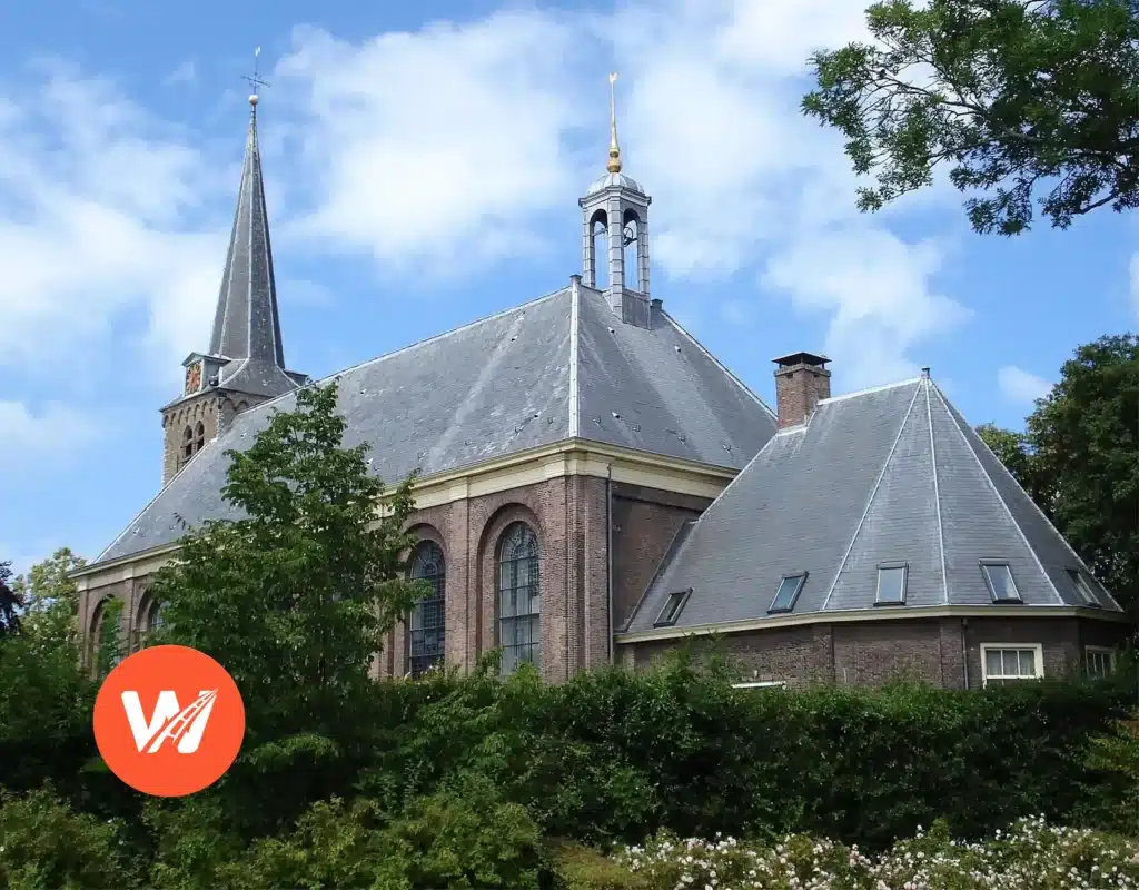 Historische kerk met grijze leisteen dak en spitse toren in Berkel en Rodenrijs, omgeven door groen Historische kerk met grijze leisteen dak en spitse toren in Berkel en Rodenrijs, omgeven door groen