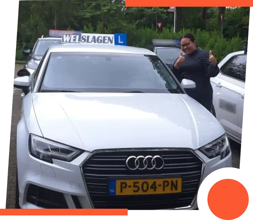Geslaagde cursist bij witte Audi lesauto van Rijschool Welslagen met duimen omhoog na het behalen van rijbewijs Geslaagde cursist bij witte Audi lesauto van Rijschool Welslagen met duimen omhoog na het behalen van rijbewijs