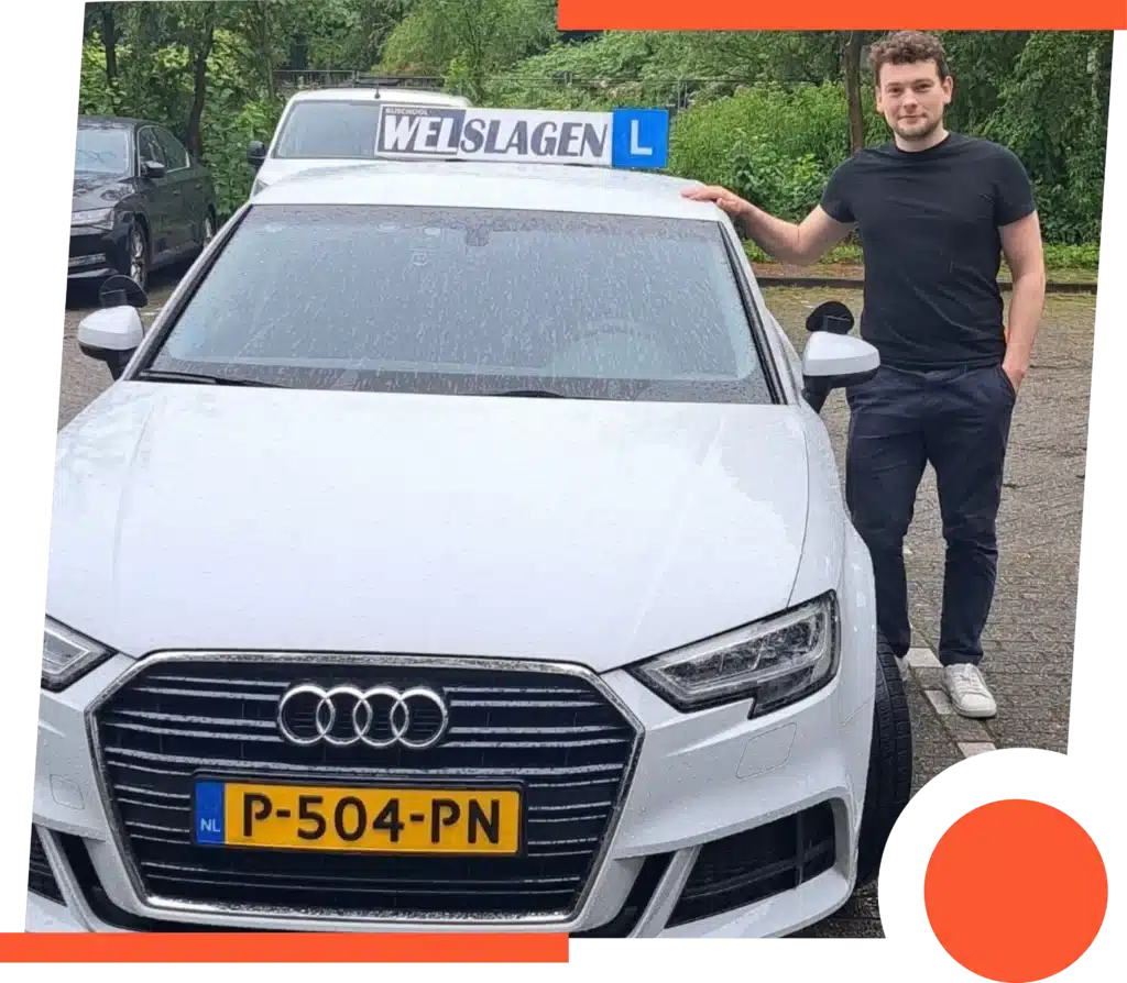 Geslaagde rijleerling poseert trots naast witte Audi rijschoolauto van Rijschool Welslagen met L-bord Geslaagde rijleerling poseert trots naast witte Audi rijschoolauto van Rijschool Welslagen met L-bord