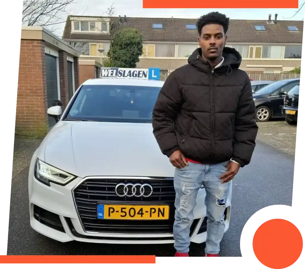 Geslaagde leerling naast witte Audi lesauto met L-teken van Rijschool Welslagen in Rotterdam Geslaagde leerling naast witte Audi lesauto met L-teken van Rijschool Welslagen in Rotterdam