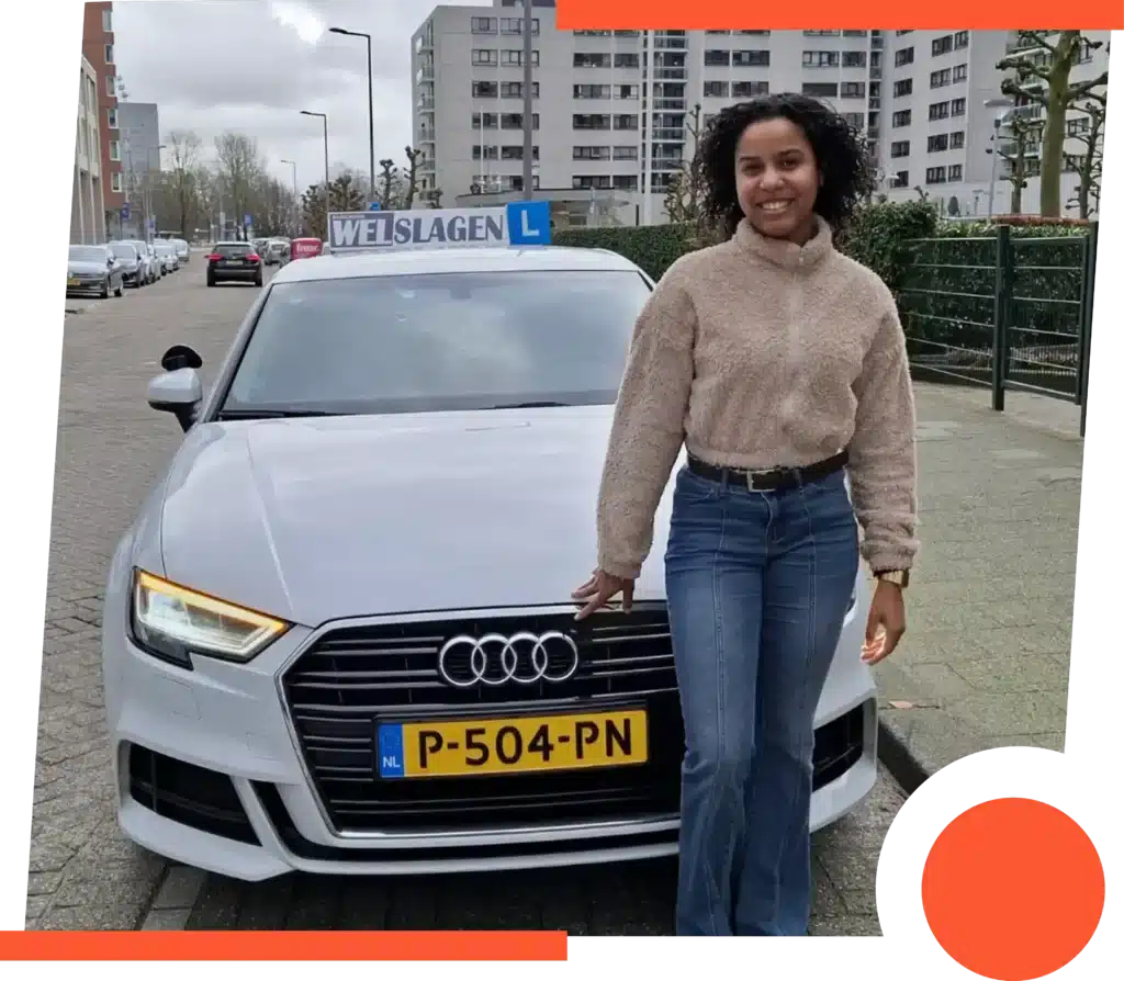 Geslaagde vrouw poseert trots naast witte Audi rijscholauto van Rijschool Welslagen na het behalen van rijbewijs Geslaagde vrouw poseert trots naast witte Audi rijscholauto van Rijschool Welslagen na het behalen van rijbewijs