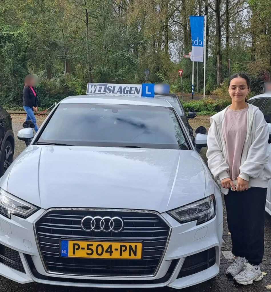 Geslaagde leerling naast Rijschool Welslagen auto met L-bordje na het behalen van rijbewijs