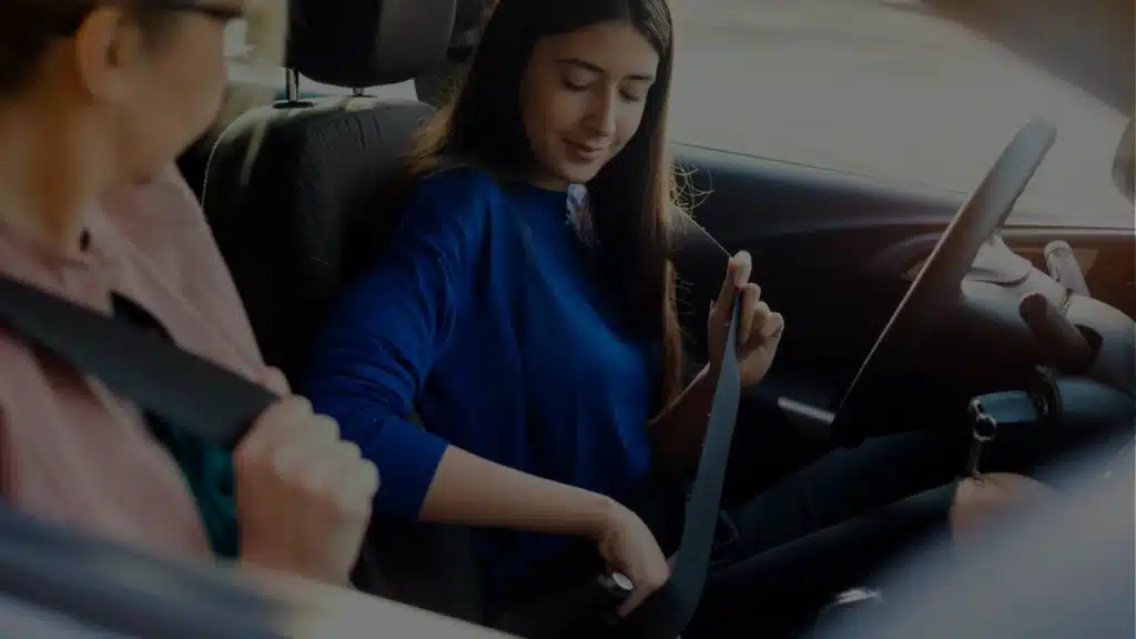 Rijinstructeur geeft rijles aan leerling in auto bij Rijschool Welslagen Rotterdam