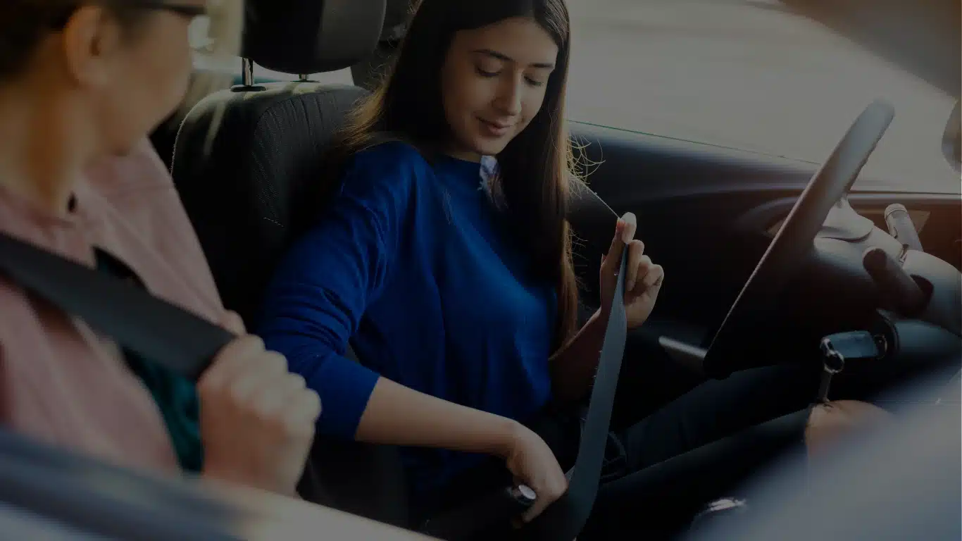 Rijinstructeur geeft rijles aan leerling in auto bij Rijschool Welslagen Rotterdam