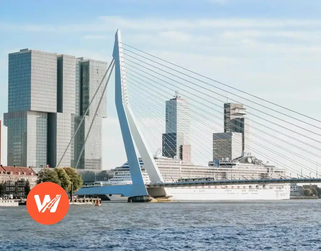 Rotterdam skyline met Erasmusbrug en cruise schip, logo van Rijschool Welslagen zichtbaar Rotterdam skyline met Erasmusbrug en cruise schip, logo van Rijschool Welslagen zichtbaar